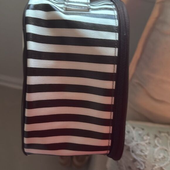 Henri Bendel, Centennial, straight make up case. - Picture 8 of 10